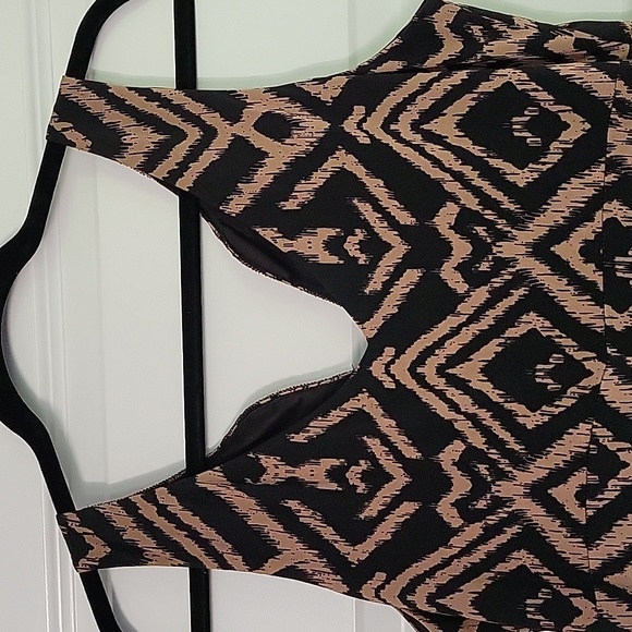 Long geometric beaded front dress - Picture 3 of 6